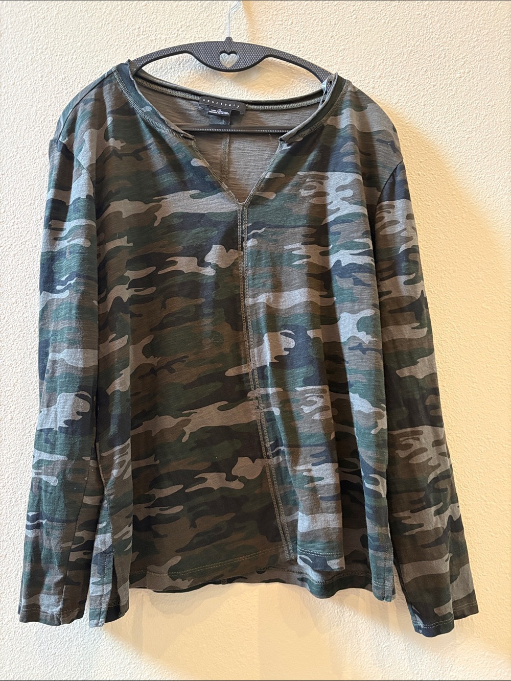 Sanctuary Camo Long Sleeve V-Neck Shirt - Green Camouflage